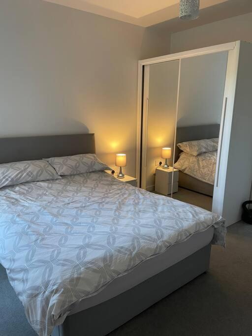 Spacious Apartment In The Heart Of Челмсфорд Екстериор снимка