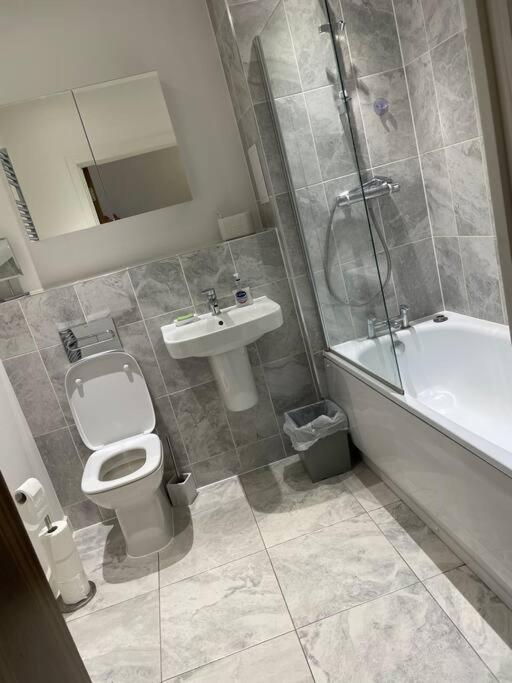 Spacious Apartment In The Heart Of Челмсфорд Екстериор снимка